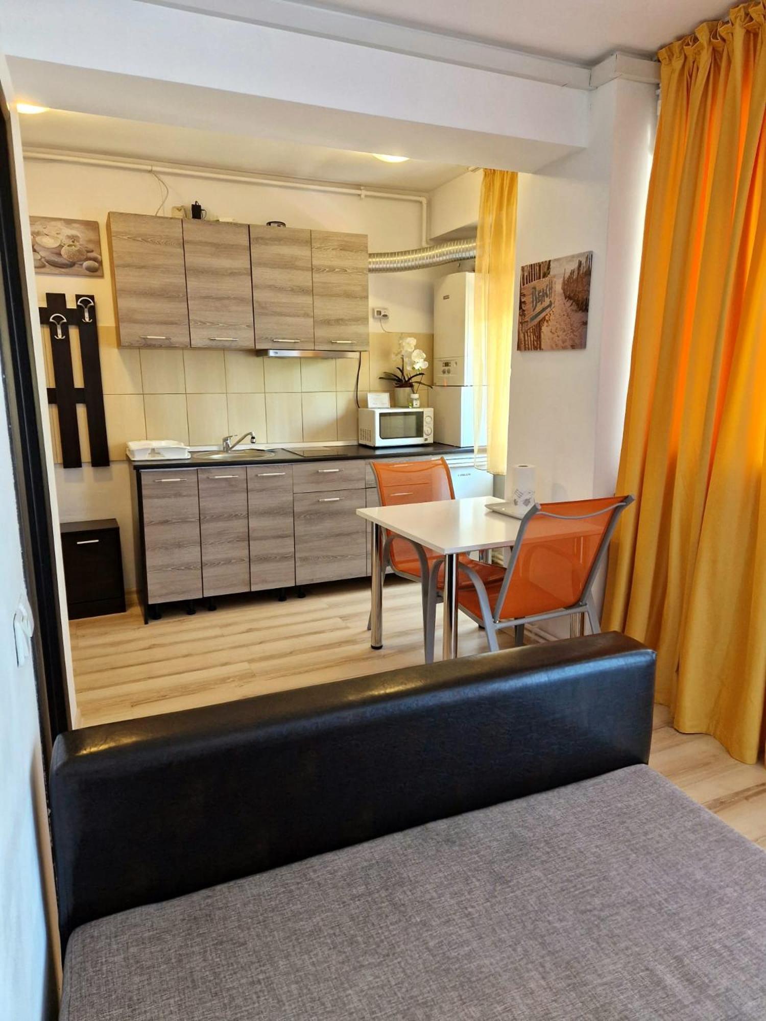 Adina Apartment *